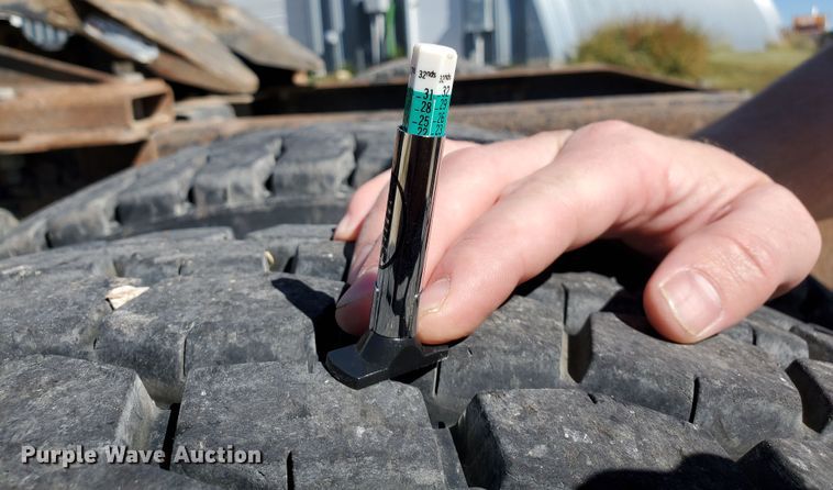 image for item GK9990 2005 Freightliner Columbia 120  semi truck