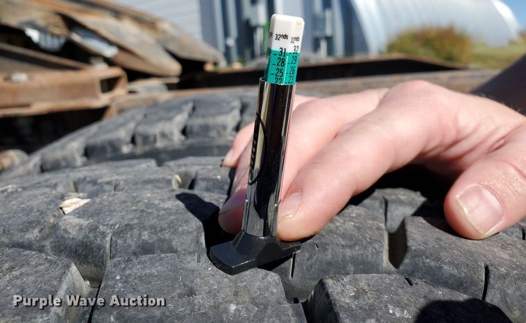 image for item GK9990 2005 Freightliner Columbia 120  semi truck