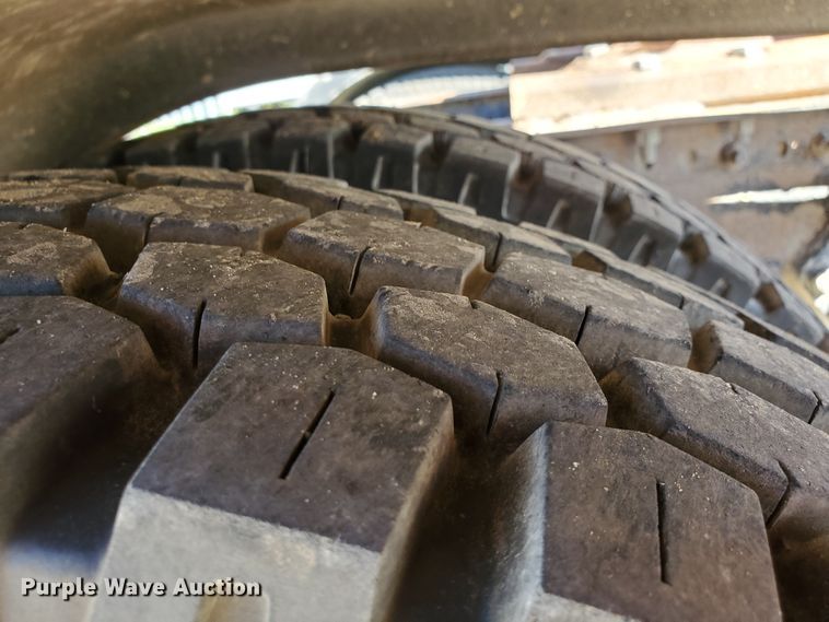 image for item GK9990 2005 Freightliner Columbia 120  semi truck