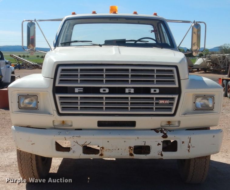 image for item HI9816 1983 Ford F700  truck cab and chassis