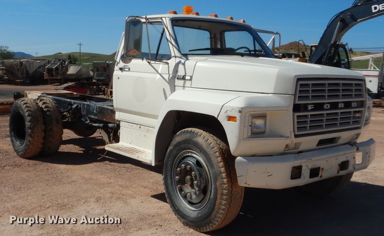 image for item HI9816 1983 Ford F700  truck cab and chassis