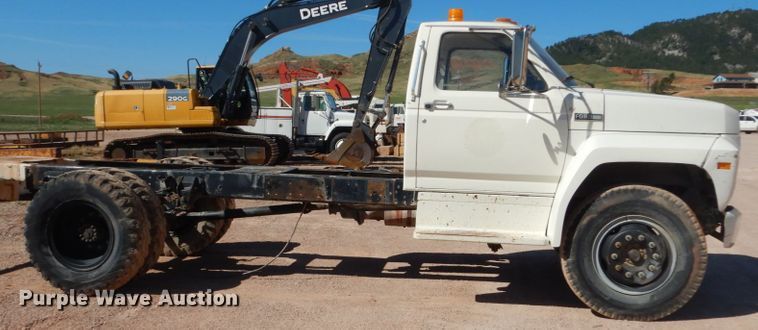 image for item HI9816 1983 Ford F700  truck cab and chassis