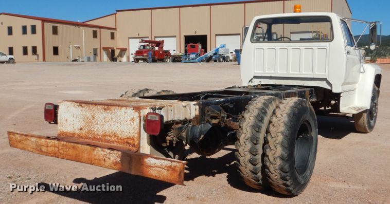 image for item HI9816 1983 Ford F700  truck cab and chassis