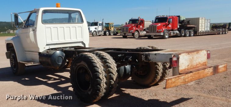 image for item HI9816 1983 Ford F700  truck cab and chassis