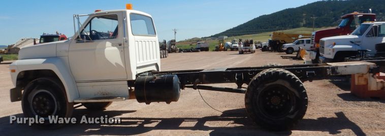 image for item HI9816 1983 Ford F700  truck cab and chassis