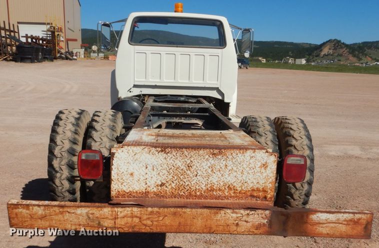 image for item HI9816 1983 Ford F700  truck cab and chassis