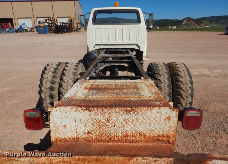 image for item HI9816 1983 Ford F700  truck cab and chassis