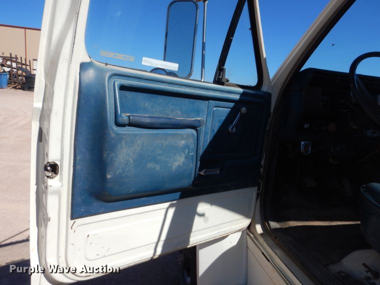 image for item HI9816 1983 Ford F700  truck cab and chassis