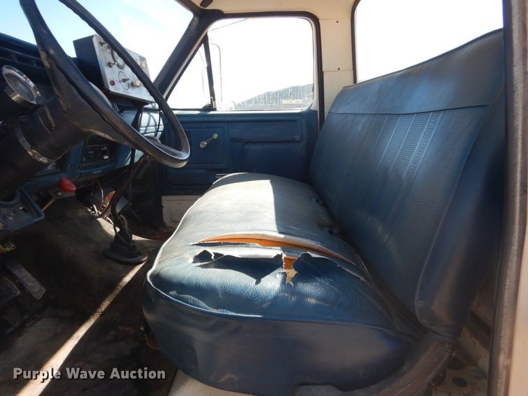 image for item HI9816 1983 Ford F700  truck cab and chassis