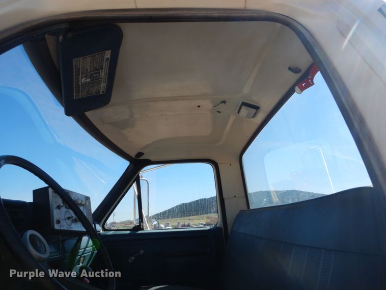 image for item HI9816 1983 Ford F700  truck cab and chassis