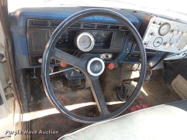 image for item HI9816 1983 Ford F700  truck cab and chassis