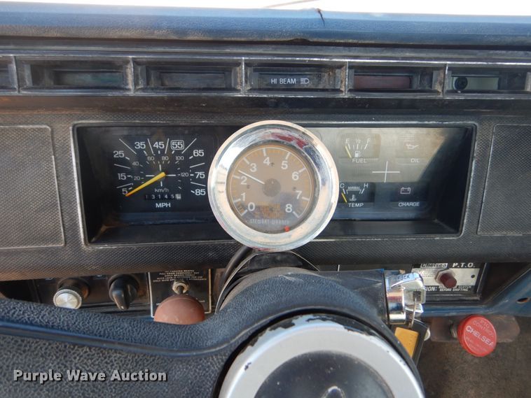 image for item HI9816 1983 Ford F700  truck cab and chassis