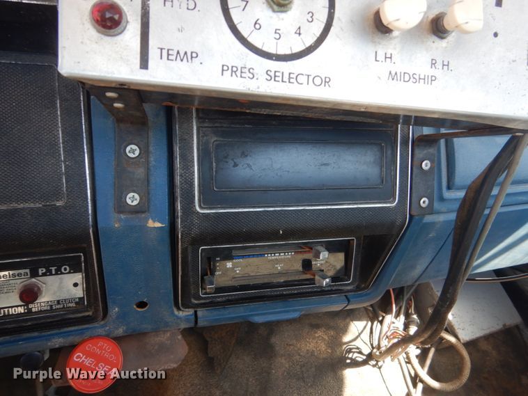 image for item HI9816 1983 Ford F700  truck cab and chassis