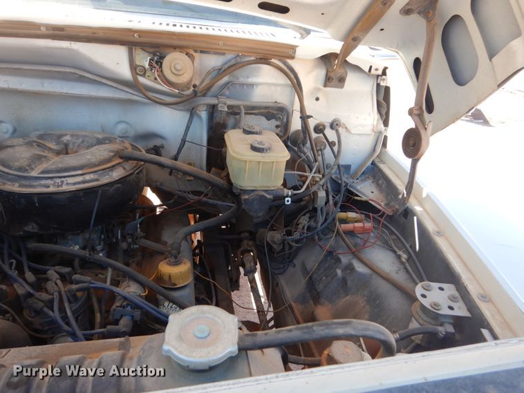 image for item HI9816 1983 Ford F700  truck cab and chassis