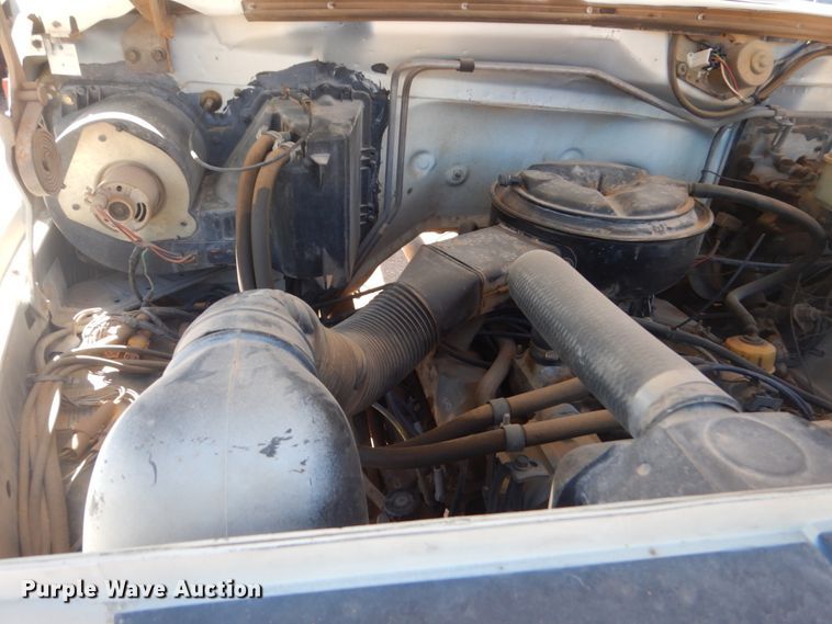 image for item HI9816 1983 Ford F700  truck cab and chassis