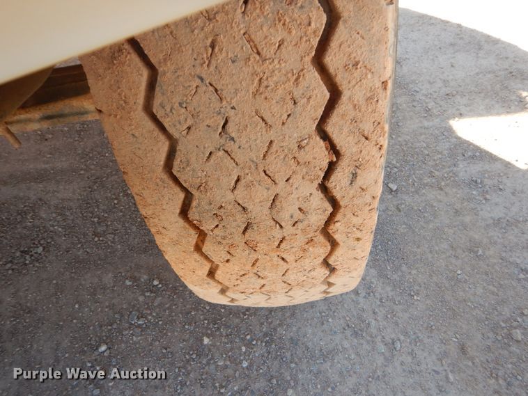 image for item HI9816 1983 Ford F700  truck cab and chassis