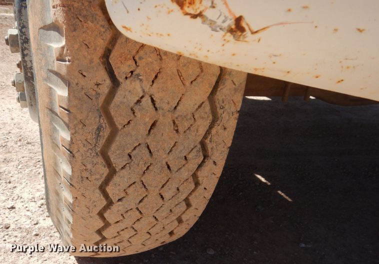 image for item HI9816 1983 Ford F700  truck cab and chassis