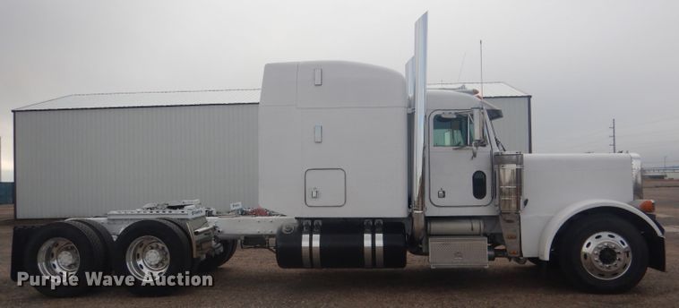 image for item HU9304 1999 Peterbilt 379  semi truck