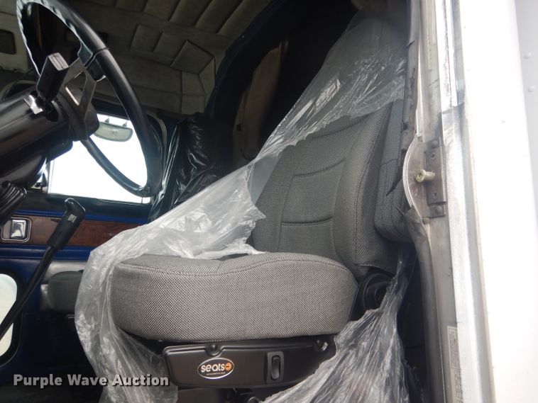 image for item HU9304 1999 Peterbilt 379  semi truck