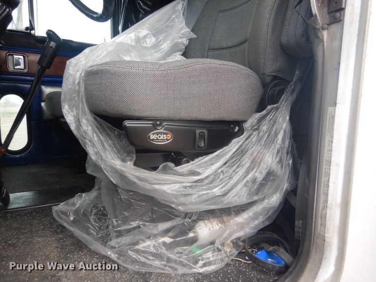 image for item HU9304 1999 Peterbilt 379  semi truck