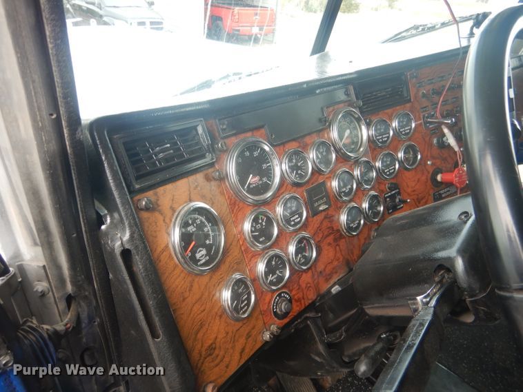 image for item HU9304 1999 Peterbilt 379  semi truck