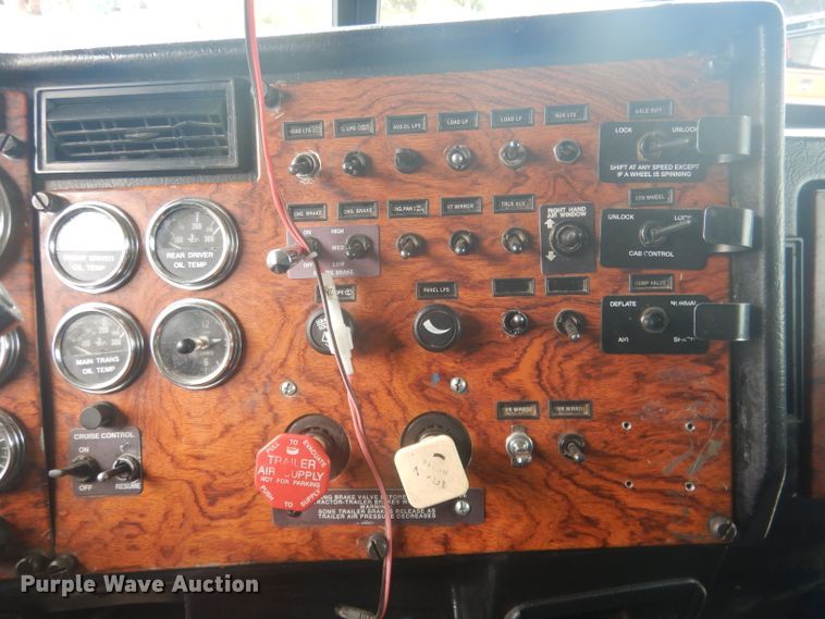 image for item HU9304 1999 Peterbilt 379  semi truck