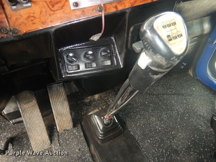 image for item HU9304 1999 Peterbilt 379  semi truck