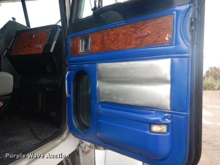 image for item HU9304 1999 Peterbilt 379  semi truck