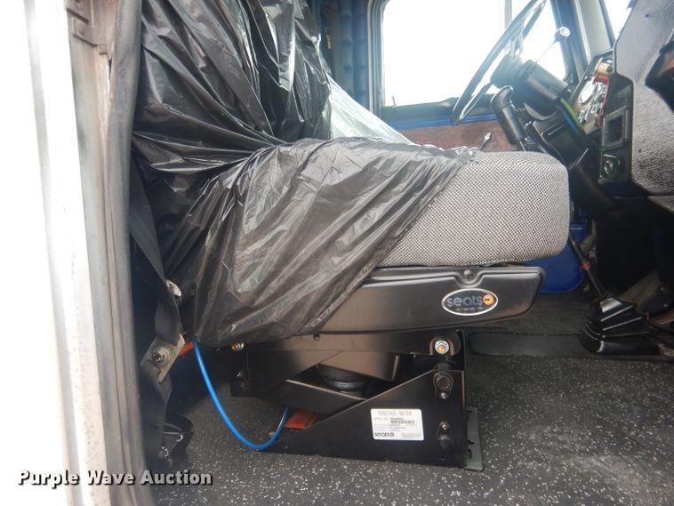 image for item HU9304 1999 Peterbilt 379  semi truck