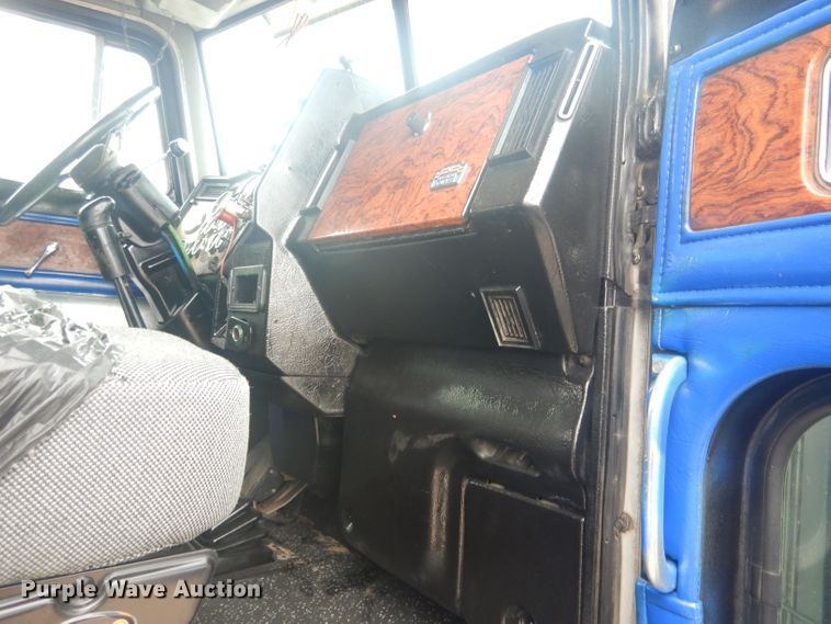 image for item HU9304 1999 Peterbilt 379  semi truck