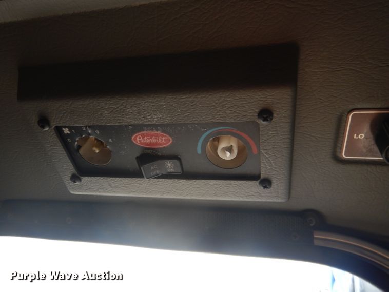 image for item HU9304 1999 Peterbilt 379  semi truck