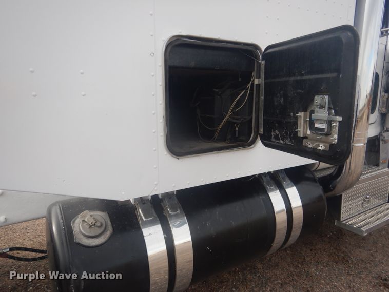 image for item HU9304 1999 Peterbilt 379  semi truck