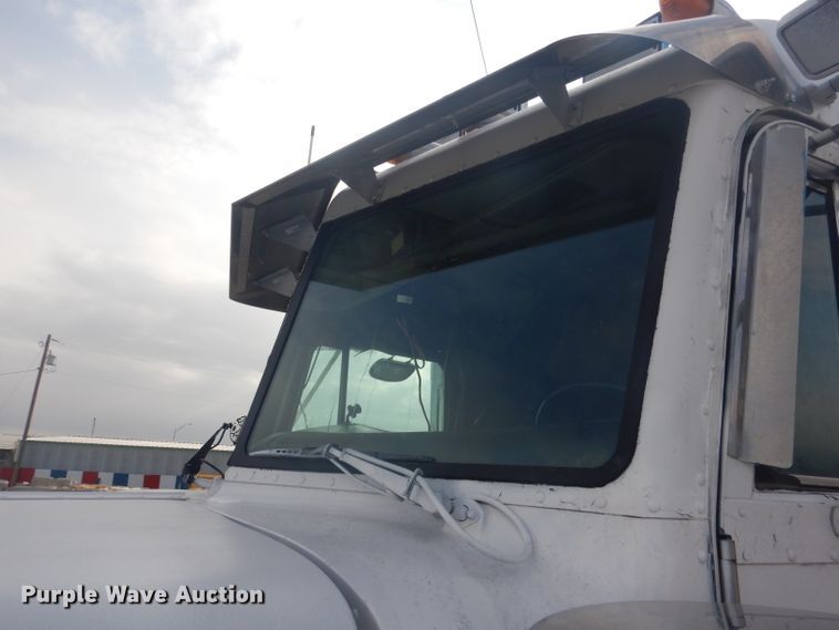 image for item HU9304 1999 Peterbilt 379  semi truck