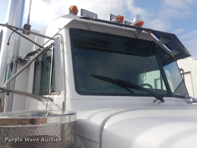 image for item HU9304 1999 Peterbilt 379  semi truck