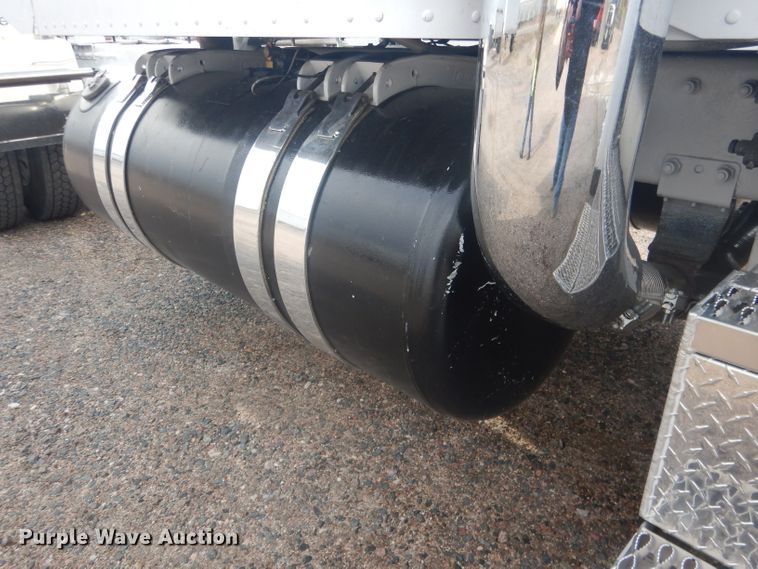 image for item HU9304 1999 Peterbilt 379  semi truck