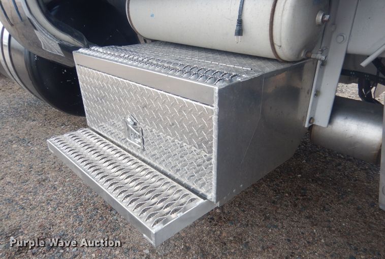 image for item HU9304 1999 Peterbilt 379  semi truck