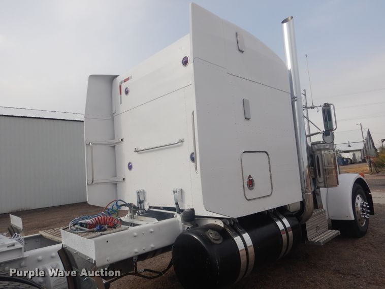 image for item HU9304 1999 Peterbilt 379  semi truck