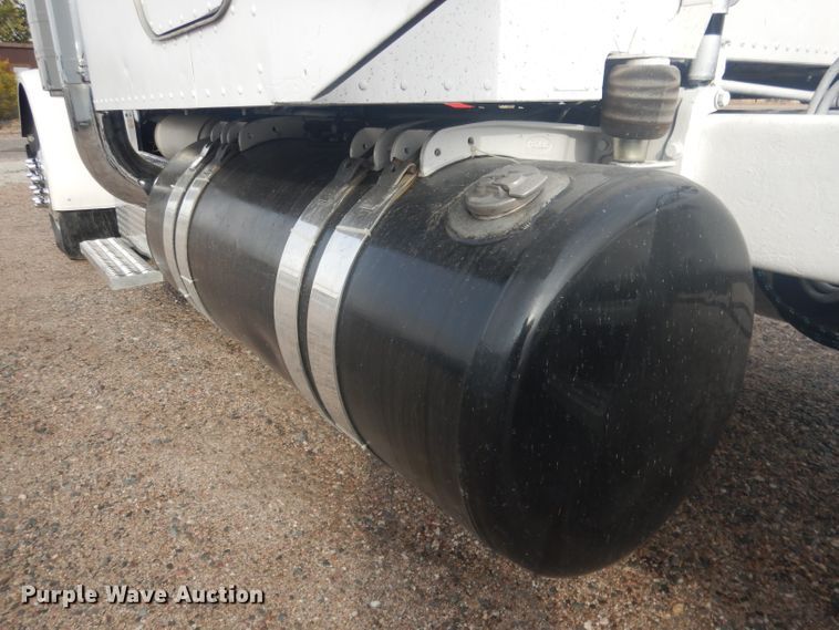 image for item HU9304 1999 Peterbilt 379  semi truck