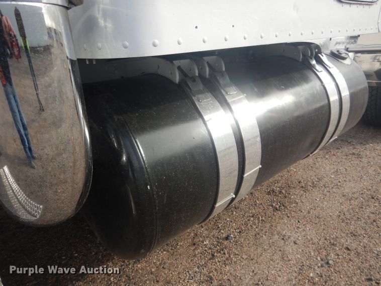 image for item HU9304 1999 Peterbilt 379  semi truck