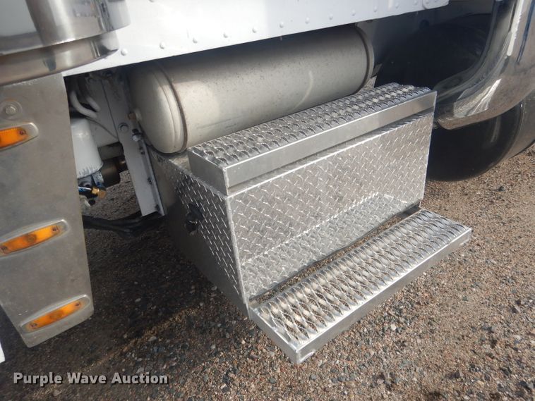 image for item HU9304 1999 Peterbilt 379  semi truck