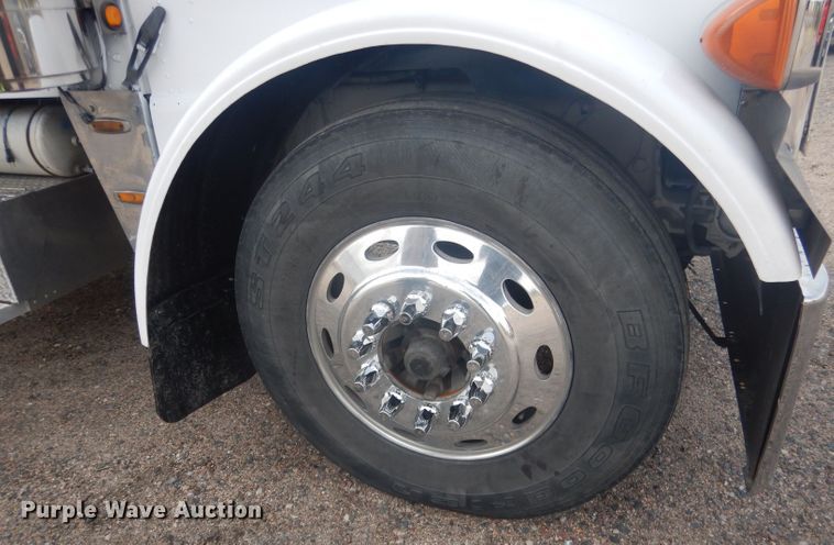 image for item HU9304 1999 Peterbilt 379  semi truck