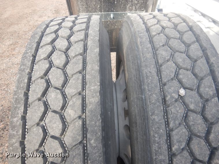 image for item HU9304 1999 Peterbilt 379  semi truck