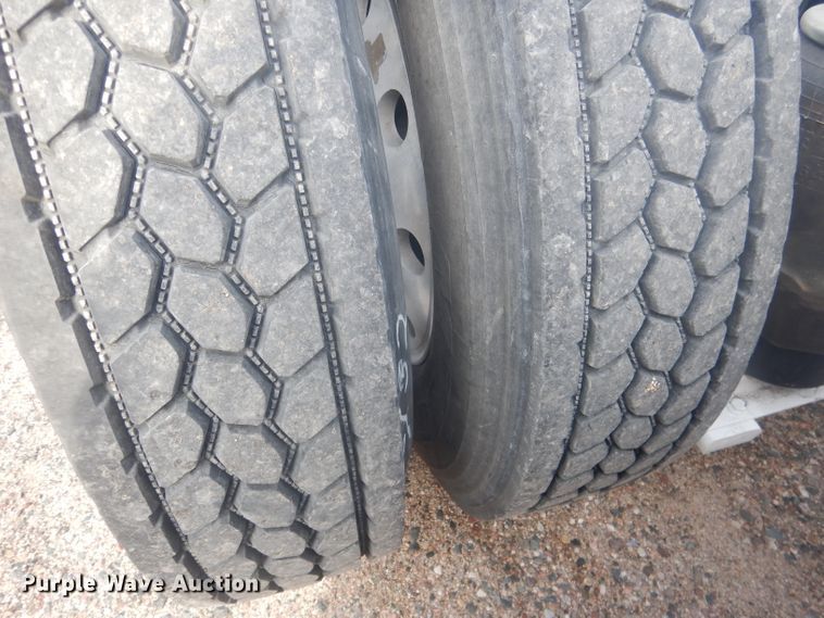 image for item HU9304 1999 Peterbilt 379  semi truck