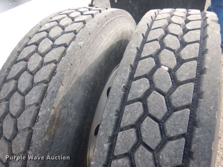 image for item HU9304 1999 Peterbilt 379  semi truck