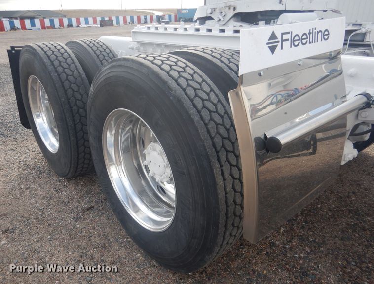 image for item HU9304 1999 Peterbilt 379  semi truck