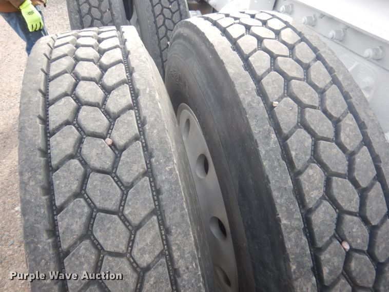 image for item HU9304 1999 Peterbilt 379  semi truck