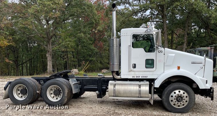 image for item IK9550 2005 Kenworth T800  semi truck