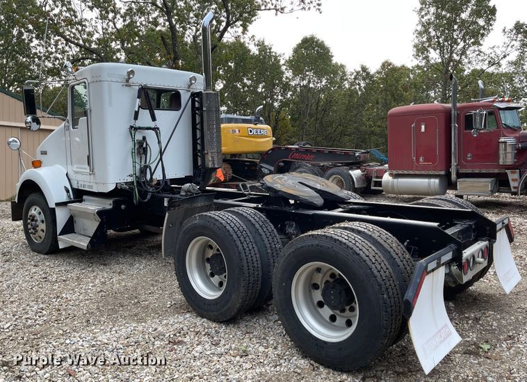 image for item IK9550 2005 Kenworth T800  semi truck