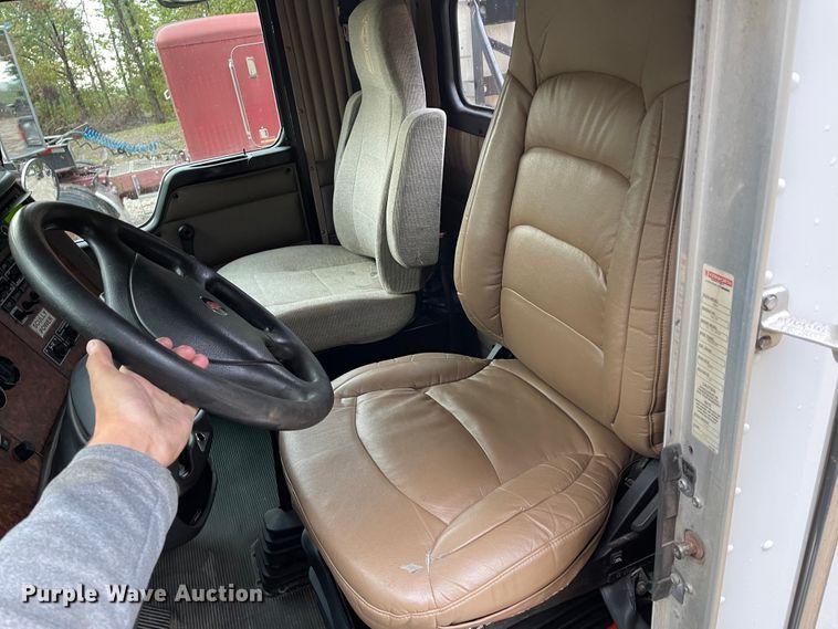 image for item IK9550 2005 Kenworth T800  semi truck