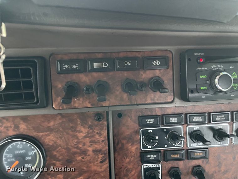 image for item IK9550 2005 Kenworth T800  semi truck